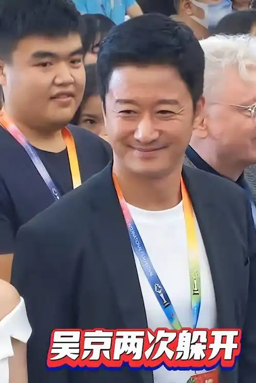 48岁吴京遭美女骚扰,女方多次挽手贴身,男方对妻忠诚引网友点赞_谢楠