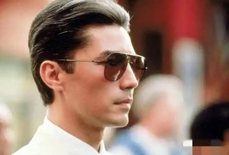 而在电影《龙年》中,尊龙饰演的是一个黑帮头目,西装革履,大背头墨镜