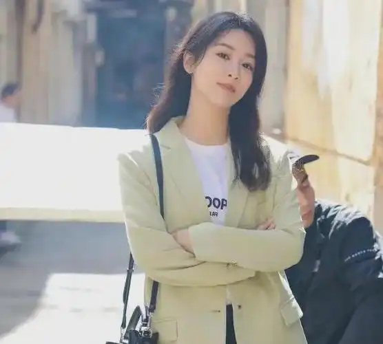 杨紫遭狗仔追拍医院保胎那孩子爸爸呢