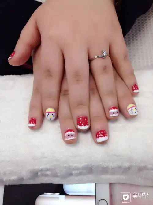 圆形可爱手绘红哈哈,新年款美甲图片