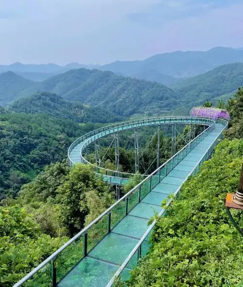 这里的玻璃滑道可以滑很久01690169