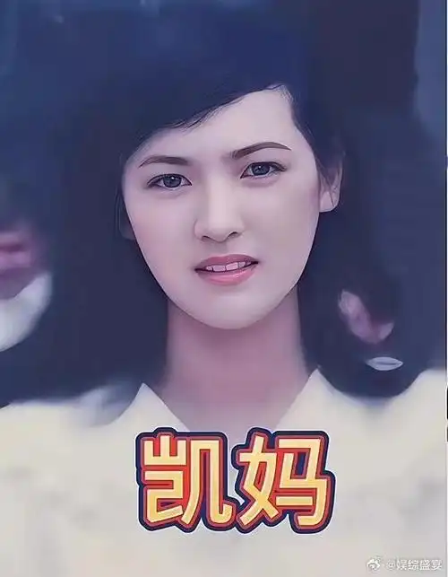 许凯妈妈真漂亮呀,穿着很简单一身黑色装扮,也不难看出