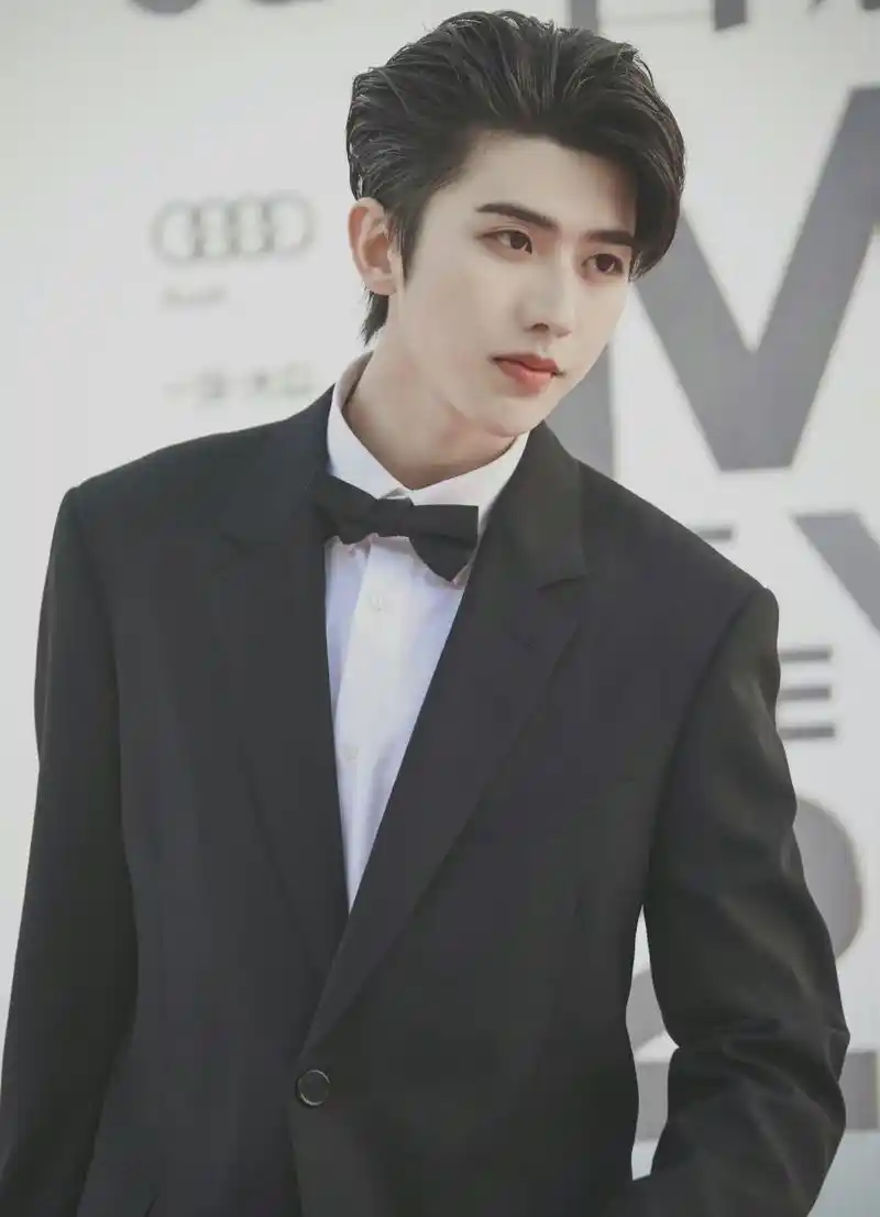 蔡徐坤出席三亚dq盛典,床垫搬沙滩拍照