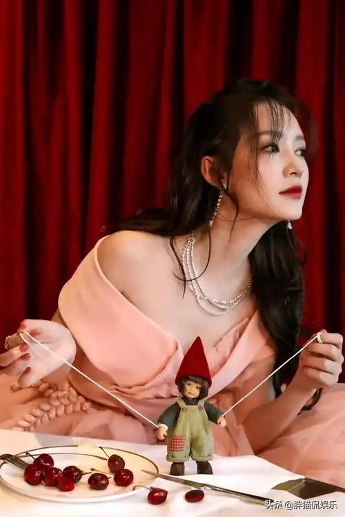 李沁一身粉色长裙化身美丽公主玩木偶的那一刻让人忍不住心动