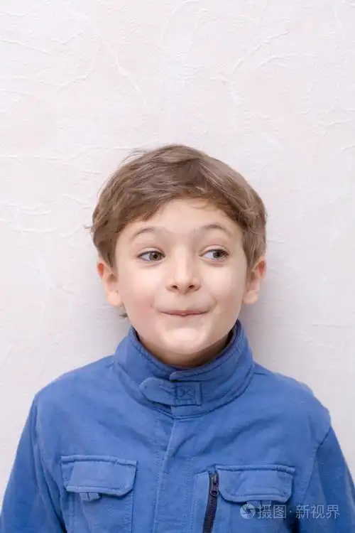 小男孩做鬼脸