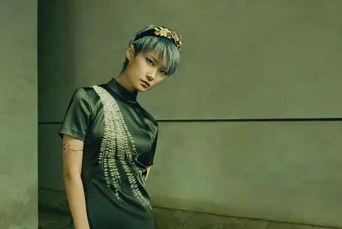 李宇春是成都本地的歌手,在十几年前,凭借《超级女声》,李宇春出现在