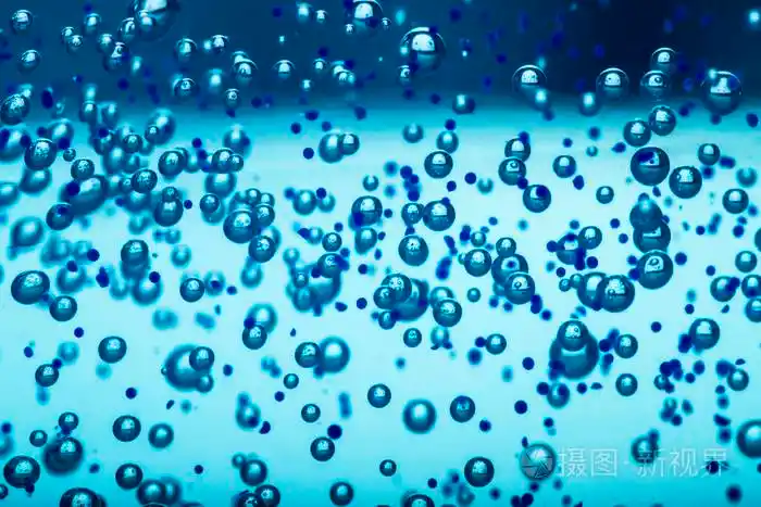 清澈湛蓝水中氧气气泡的近观
