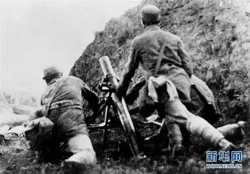 在百团大战中,我军炮击敌碉堡(资料照片).