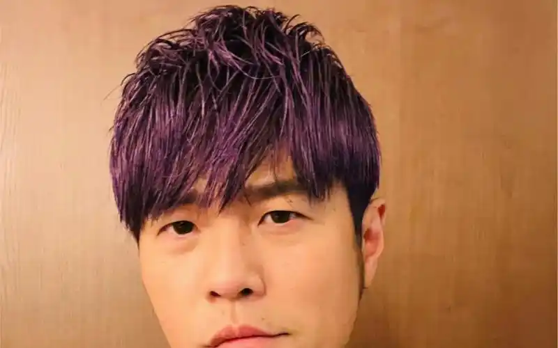 周杰伦更新最新自拍并问大家:要點什麼歌 請留言97