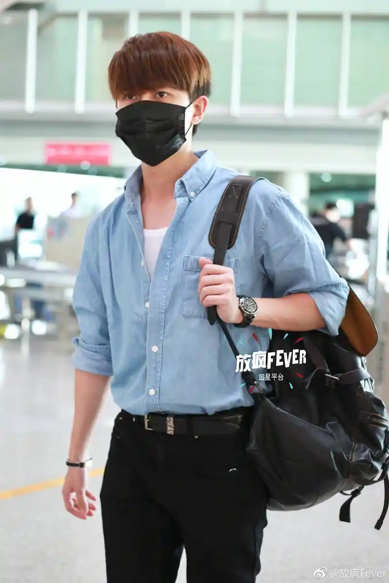 任嘉伦一身清新造型现身机场知性又帅气,让人看了好想抱走!