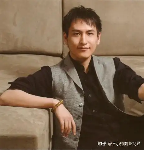 汤珈铖出生于1983年,是汤君年与徐枫的次子,本名叫汤子同,后来给自己