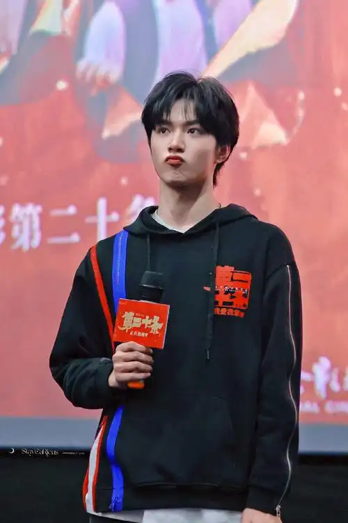 男孩子嘟嘴就是要    #新生代演员刘耀文#  @时代少年团-刘耀文