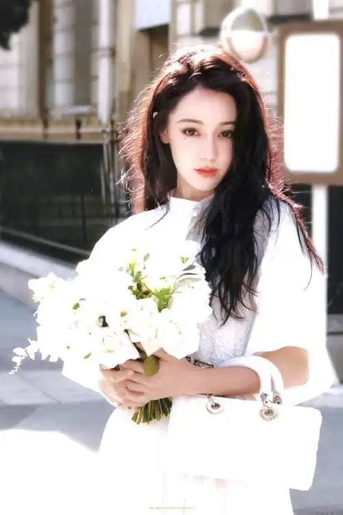 迪丽热巴被太阳晒到wink##迪丽热巴捧花浅笑