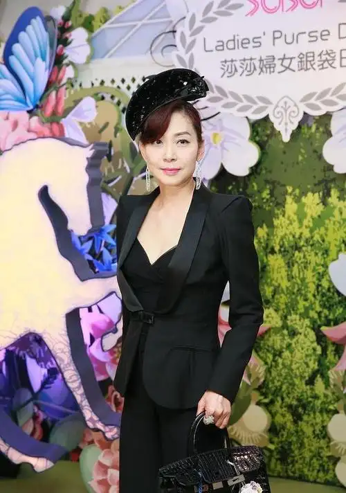 邝美云的气质也太好了,虽然眼角有皱纹,但穿西装气场可挺强的