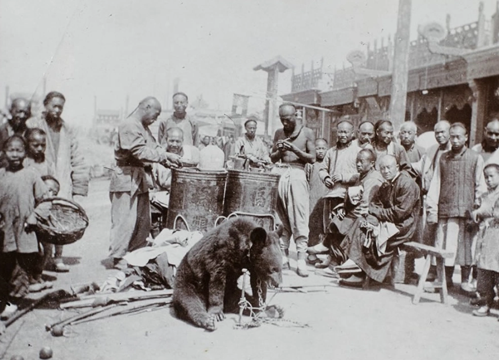 清末老照片:图二为晚清的送葬队伍,图六是街头的马戏表演