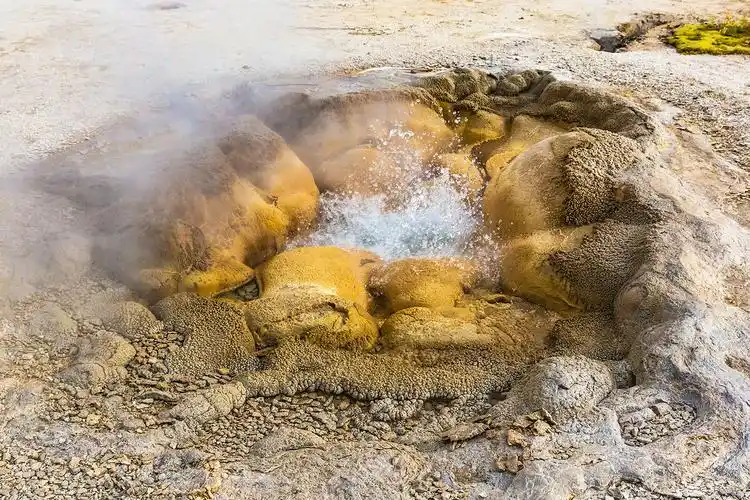 泉眼黄石国家公园喷涌景观石广东流蒸汽河流水域岩石升温地热的地质学
