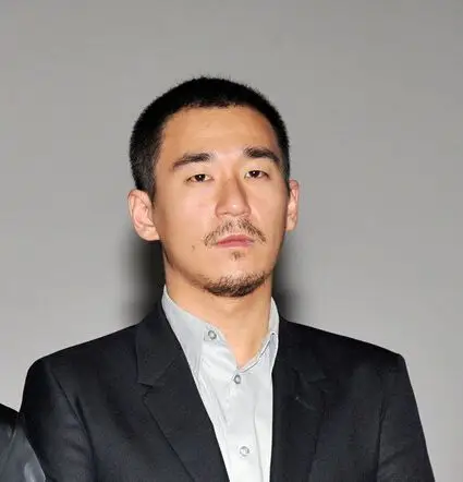 张国立之子张默涉容留他人吸毒罪被批捕图