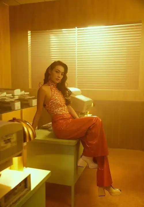 容祖儿新歌造型释出 大波浪卷发配皮裤性感满分