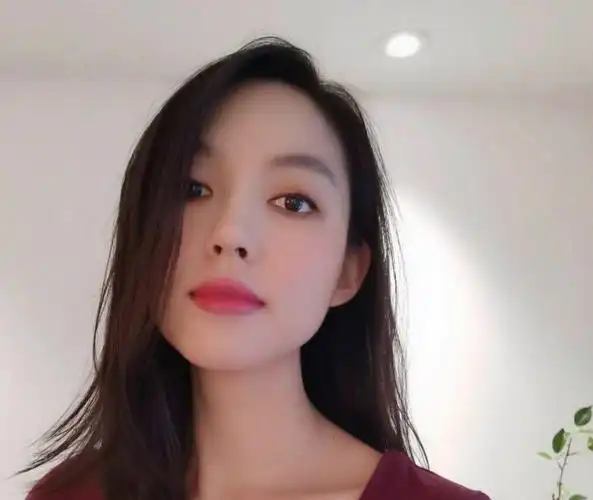 张梓琳生娃后不掉时尚感,简单搭配就穿出气场,小白也能轻松上手