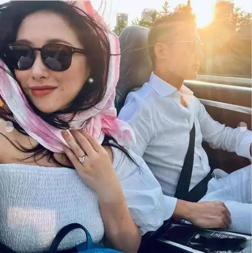 能歌善舞的朱珠,自从嫁给圈外男友王昀佳后,秀恩爱成为了她的日常,令