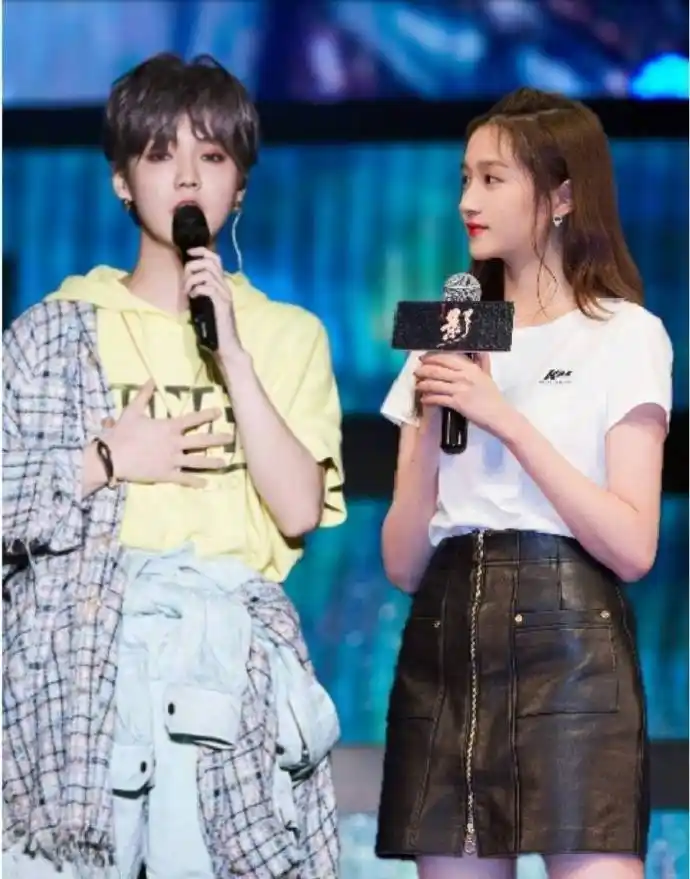 原创鹿晗低调秀恩爱为了避免被cp捆绑营业后频繁穿关晓彤同款情侣装