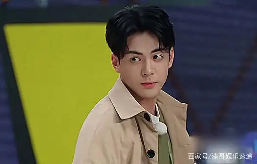 奔跑吧同台较量蔡徐坤会唱歌曾舜晞会演戏观众更爱曾舜晞