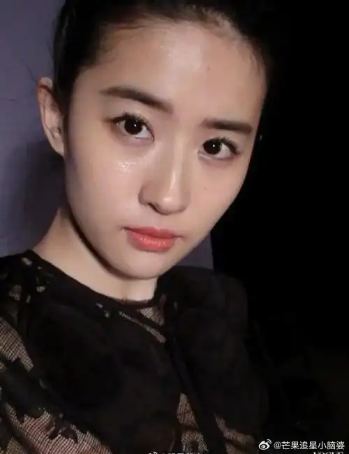 刘亦菲生图状态,无美颜无滤镜,这个距离的刘亦菲皮肤真好啊 ,不愧是