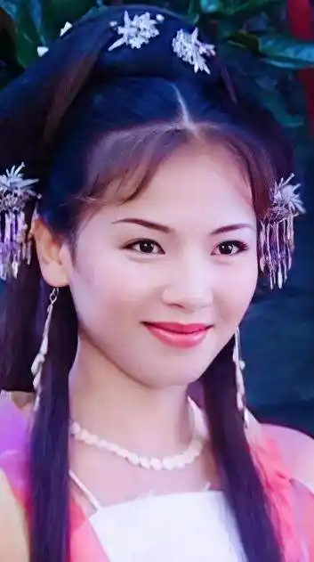 这部剧的剧情好在白素贞一开始就是想成仙的,为了让许仙对自己死心,对