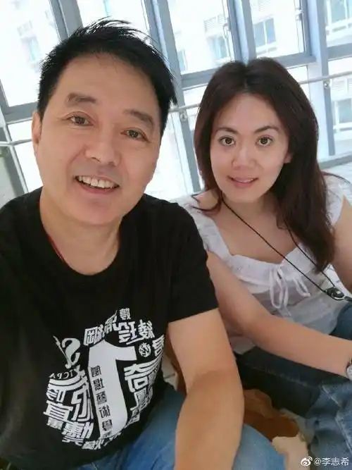 原创因琼瑶剧爆红和老婆结婚18年恩爱如初如今两女一儿成赢家
