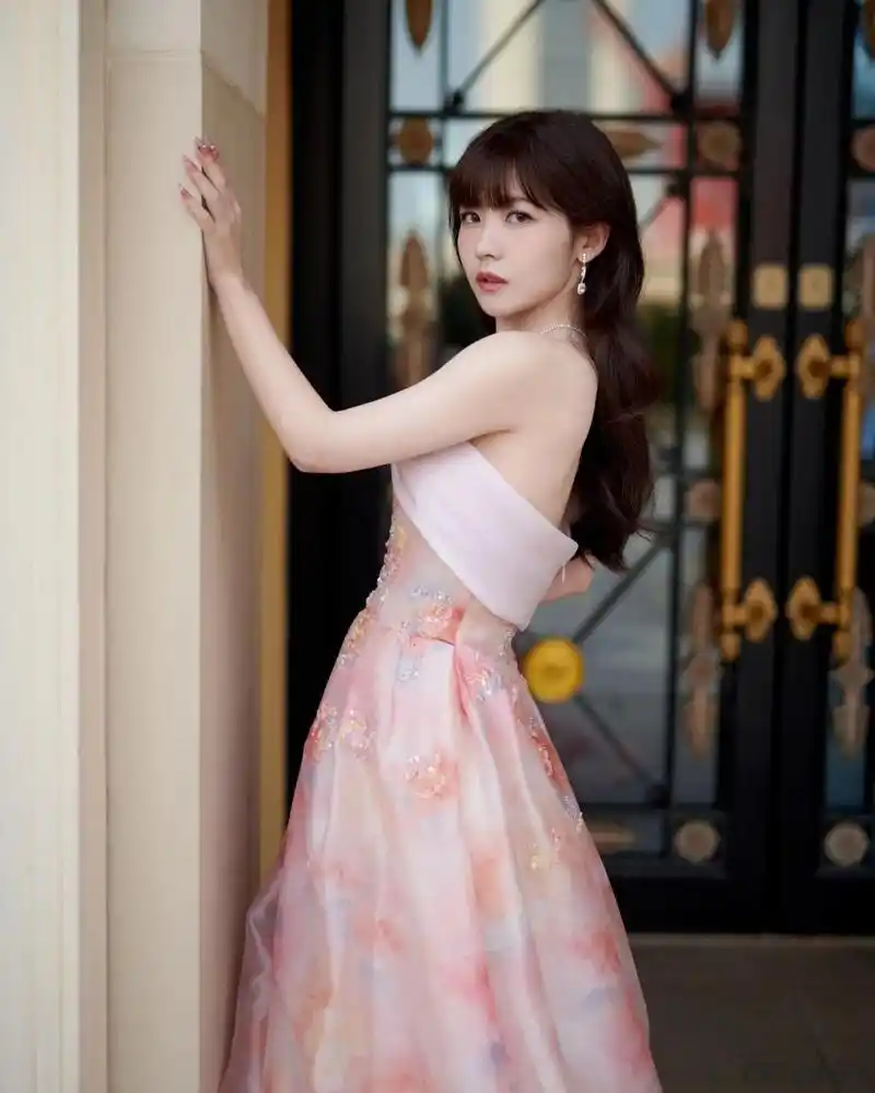 赖美云# 春日樱花抹胸裙,温柔又甜美!