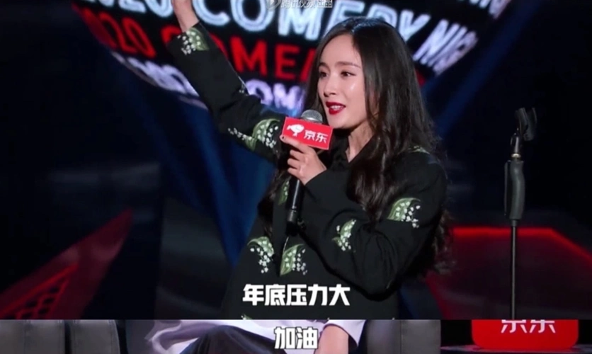 杨幂脱口秀首秀?撩起头发自嘲发际线,毛不易的表情亮了