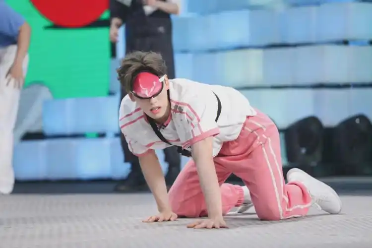 王子异壁纸穿粉色超好看的王子异