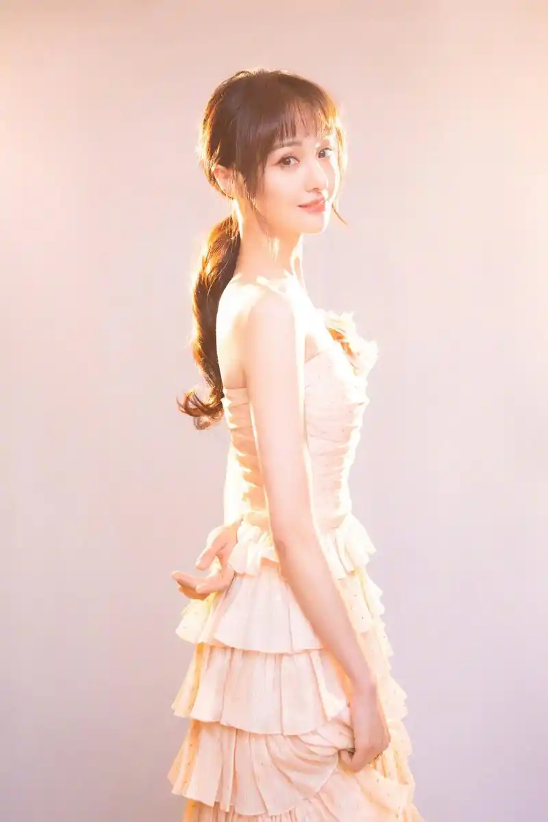 郑爽身穿prada粉色蛋糕裙亮相国剧盛典现场,生图也绝美的小爽