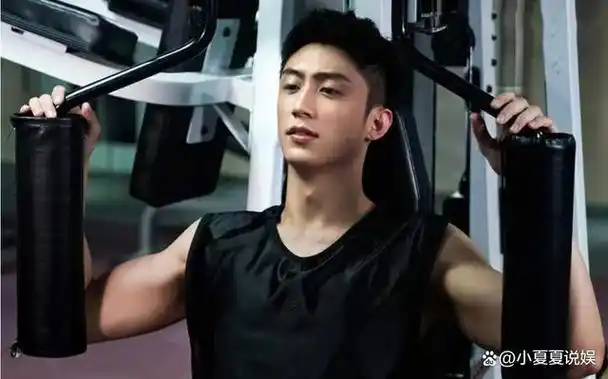 他拥有你能想到的所有肌肉.