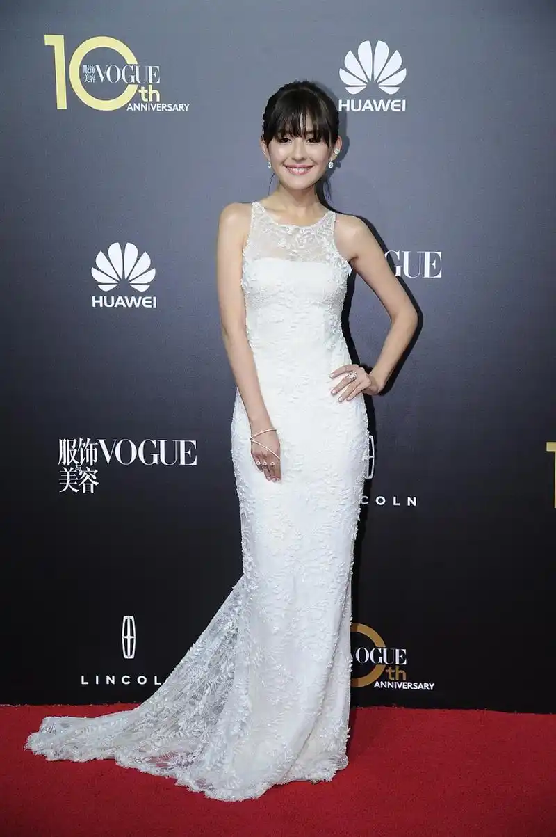 热依扎走演技路线,工作时完全没大美女包袱,多丑的妆造都能接受,超级