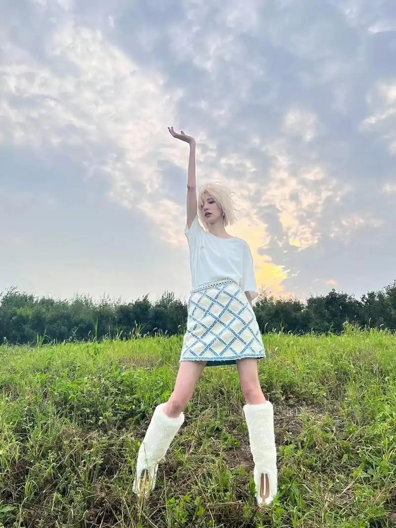 身材消瘦金发抢眼,华晨宇新女友王悦伊夏日郊野照