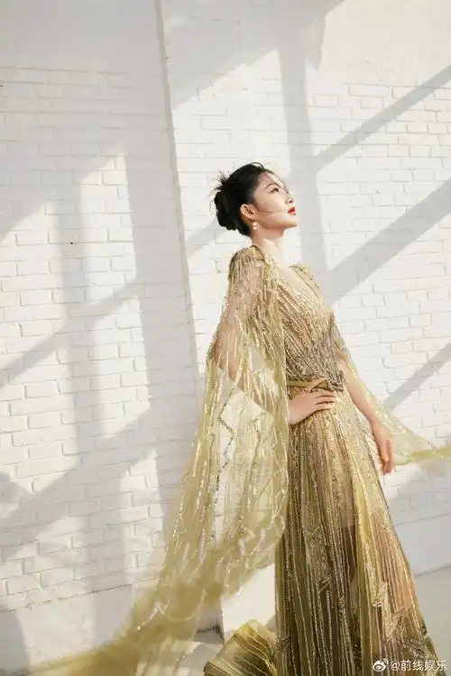 李沁钻石深v露背裙