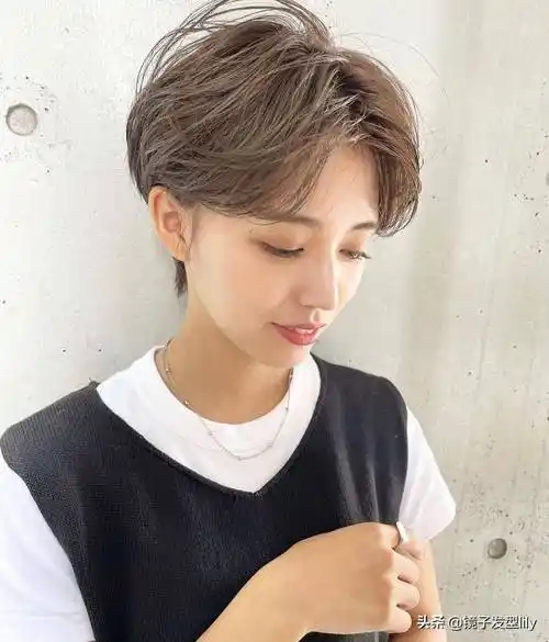 女士发型别乱剪,想美就选露耳短发,好看时尚不夸张