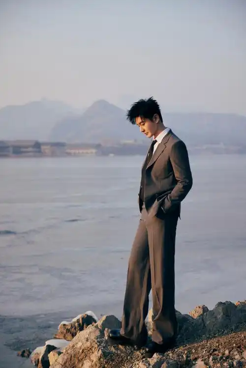 黄晓明超话灰调西装,尽显雅绅风范.沐光而行,静待盛会开启.