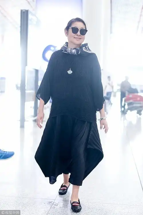 组图倪萍穿宽松黑袍略显臃肿笑脸迎人气色好