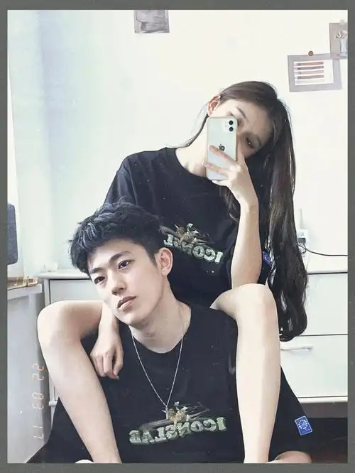 情侣对镜自拍姿势情侣宅家拍照