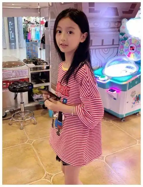 "最美童模"裴佳欣才10岁,就穿15厘米热裤秀腿,长大