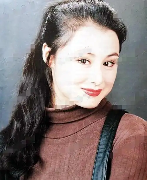 当时的造型肯定是不入流的,但是于月仙年轻时的个人条件真的是太好了