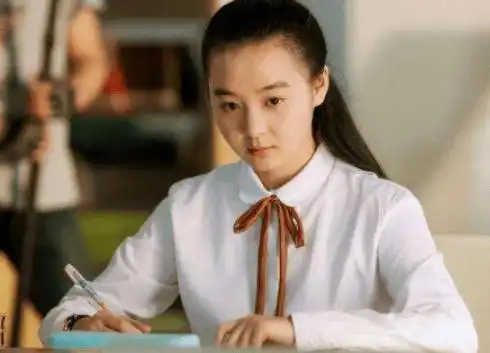 国民闺女杨晓丽:恋过释小龙红过关晓彤,当红隐退今复出惊艳四座_因为