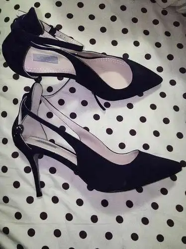 一双高跟鞋,全新转