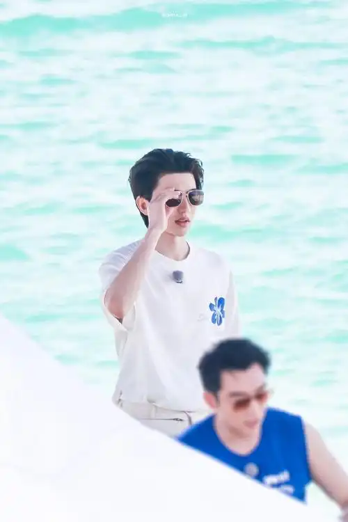 奔跑吧蔡徐坤##蔡徐坤在三亚穿羽绒服