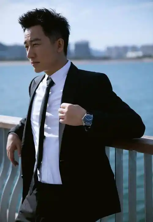 原创34岁黄轩穿西装戴绅士帽优雅有型一路获粉丝陪伴笑容满面