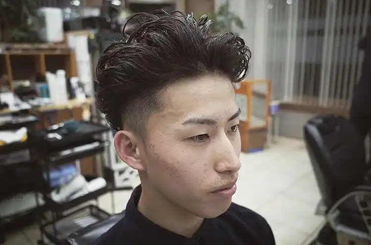 复古文艺范的男生发型,才是现在最潮的发型,迅速提升你的颜值