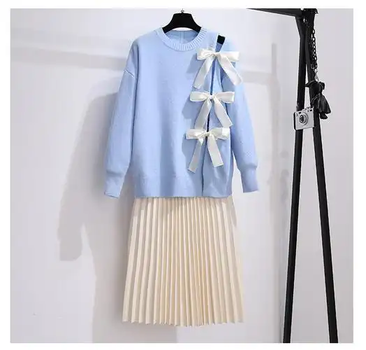 蓝色毛衣 杏色裙子