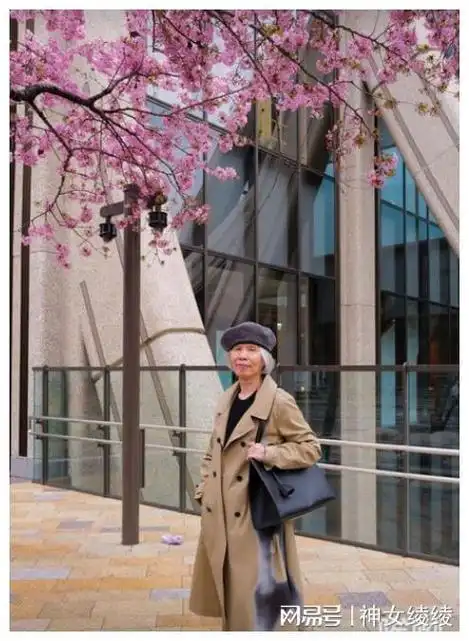 周杰伦晒妈妈叶惠美靓照懒理恶评开心逛街唉哟称心快乐